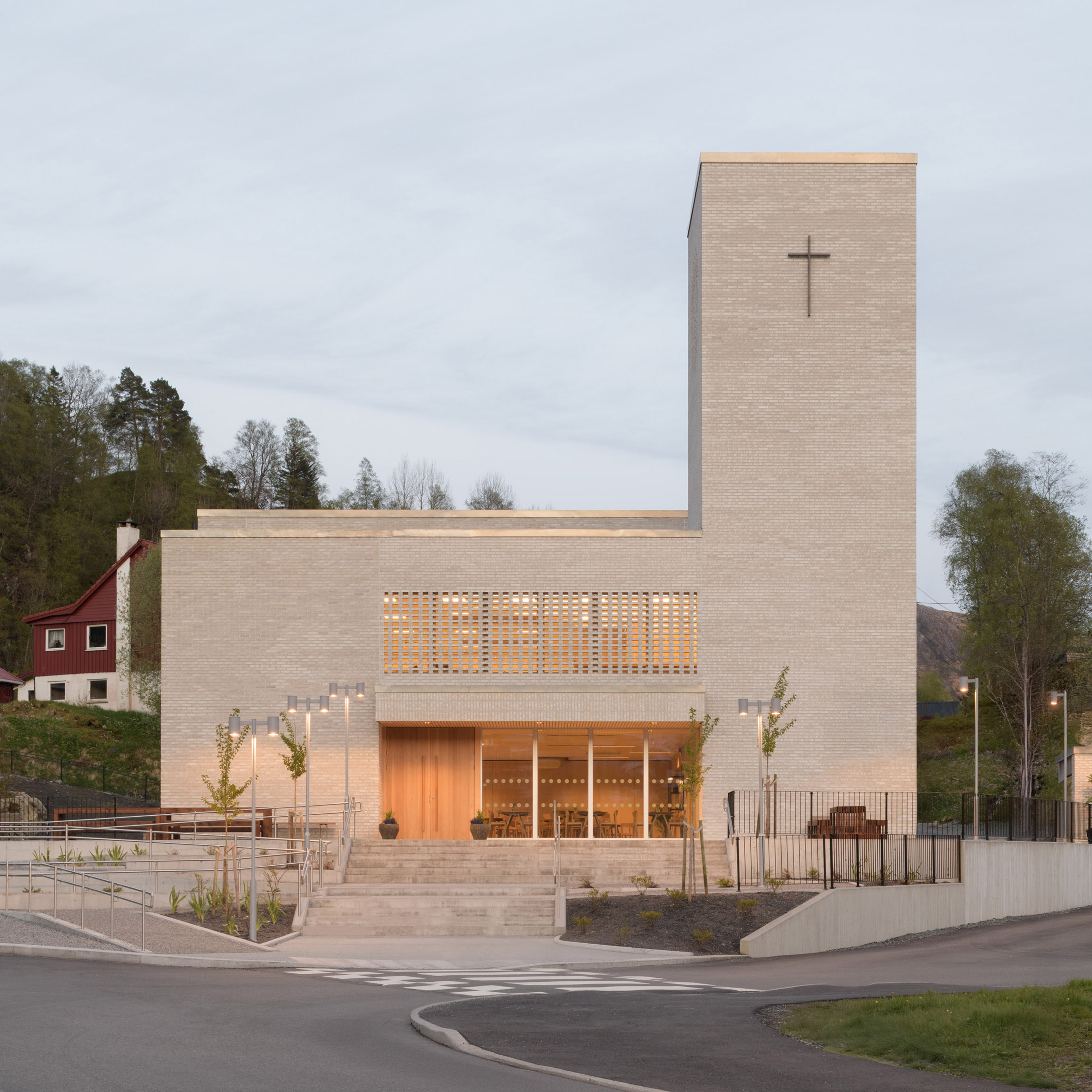 Koht Arkitekter usa tijolos claros para a igreja Sædalen Kirke na Noruega