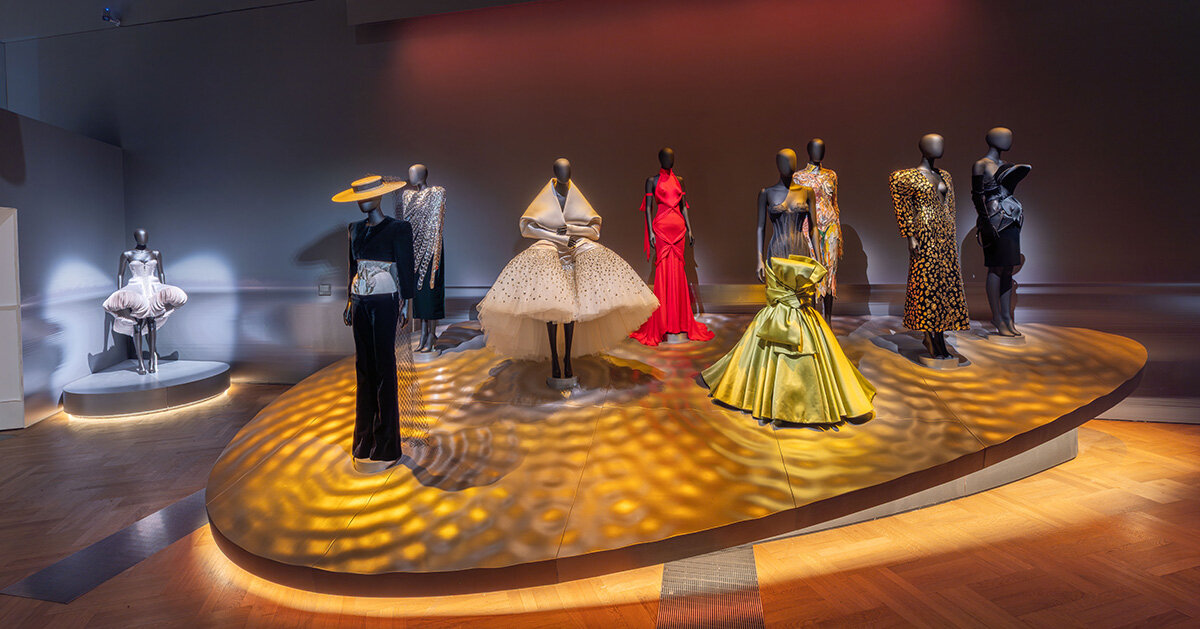 Schiaparelli leva o V&A na primeira exposição no Reino Unido