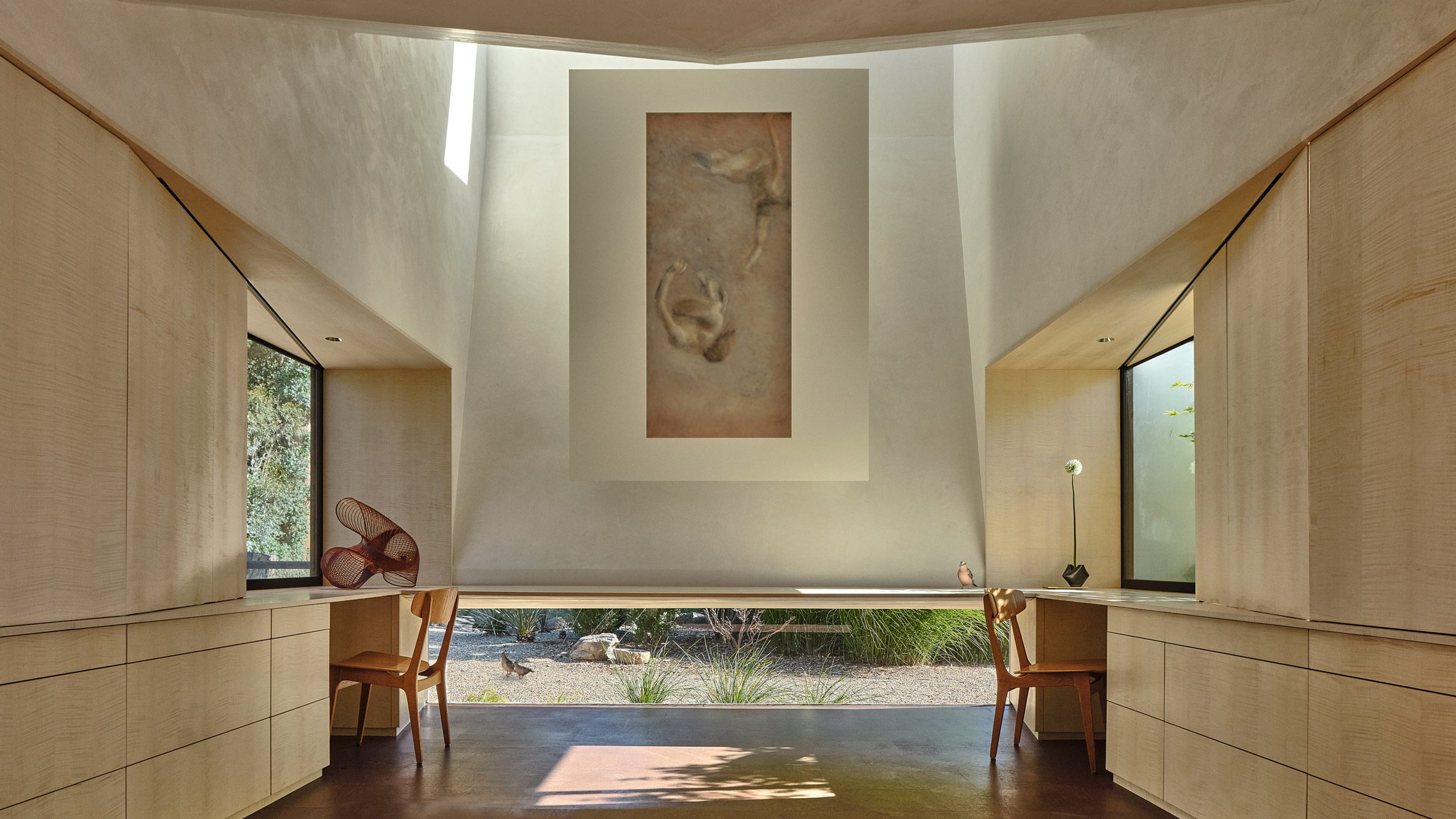 Oito interiores de casas celestiais que incorporam o minimalismo monástico