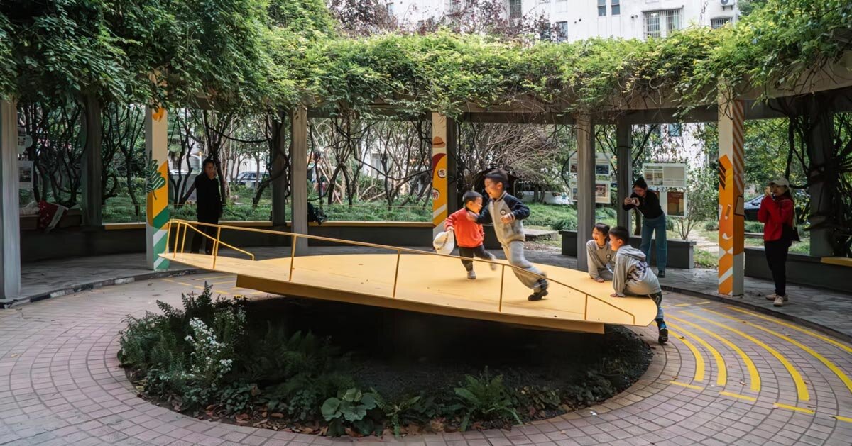 Estúdio RE+N transforma plantadeira abandonada em palco amarelo flutuante em Xangai