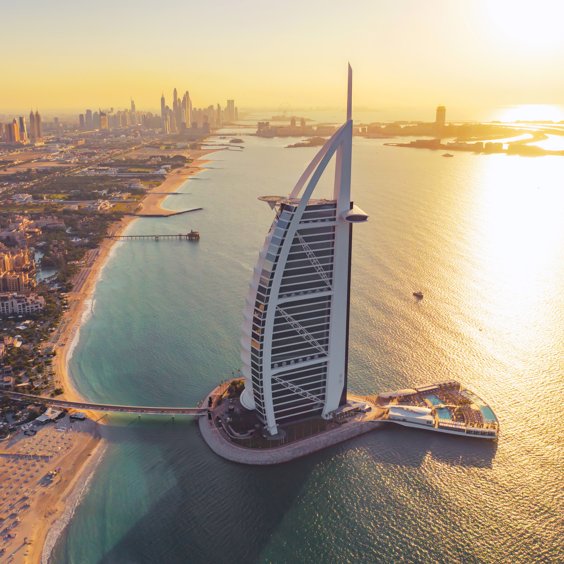 Arranha-céu Burj Al Arab, marco de Dubai, danificado por ataques iranianos