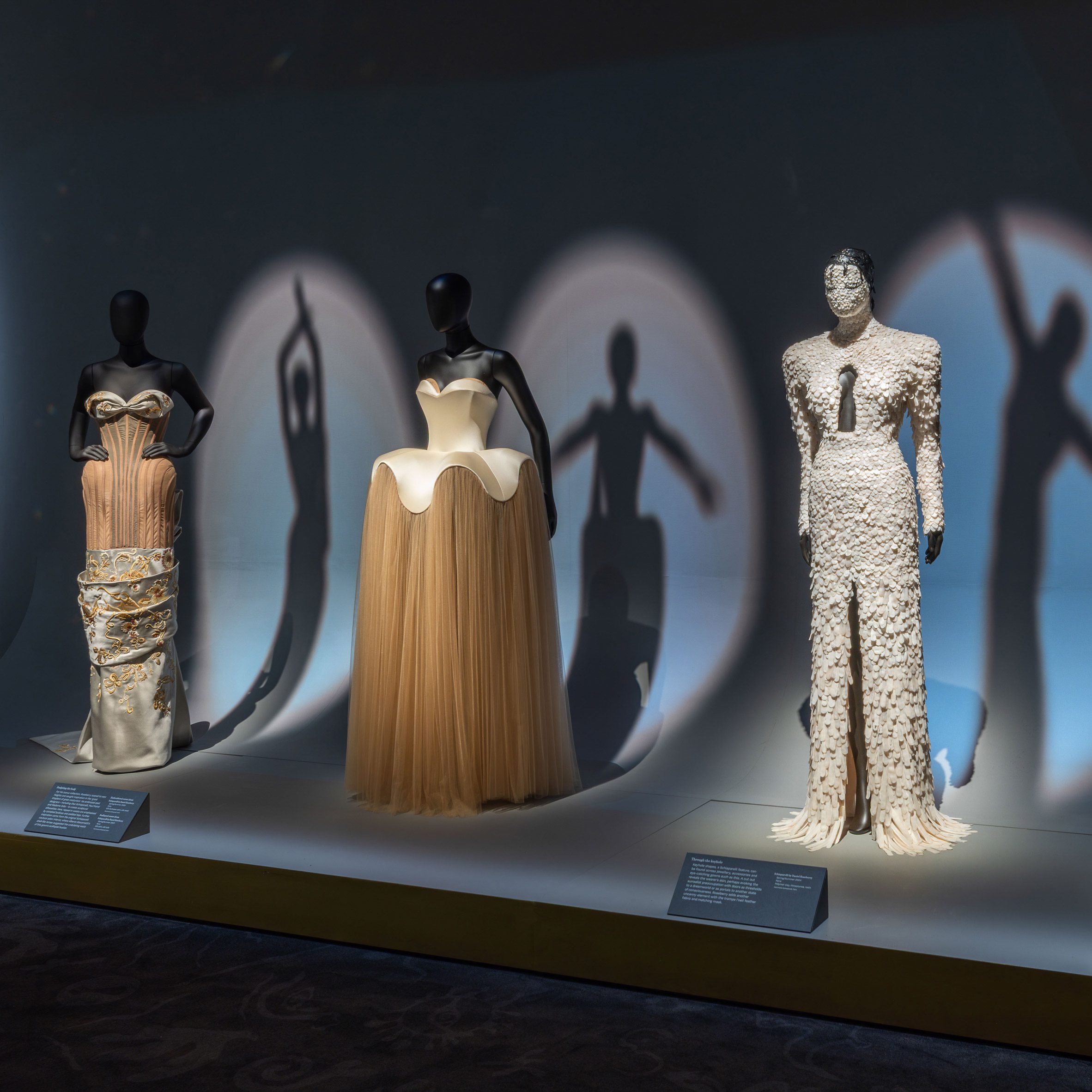Cinco peças-chave a serem observadas na exposição Schiaparelli da V&A