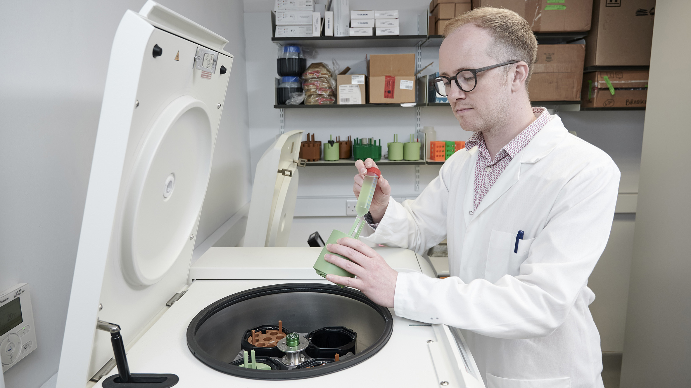 Garrafas plásticas recicladas em medicamento para Parkinson usando bactérias