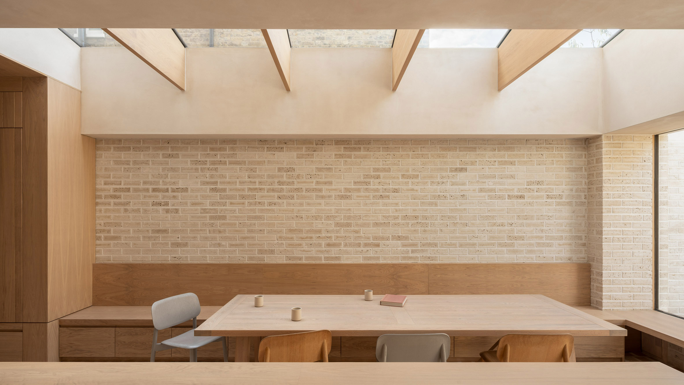 Proctor & Shaw cria Stone Brick House “poderosamente tranquila”