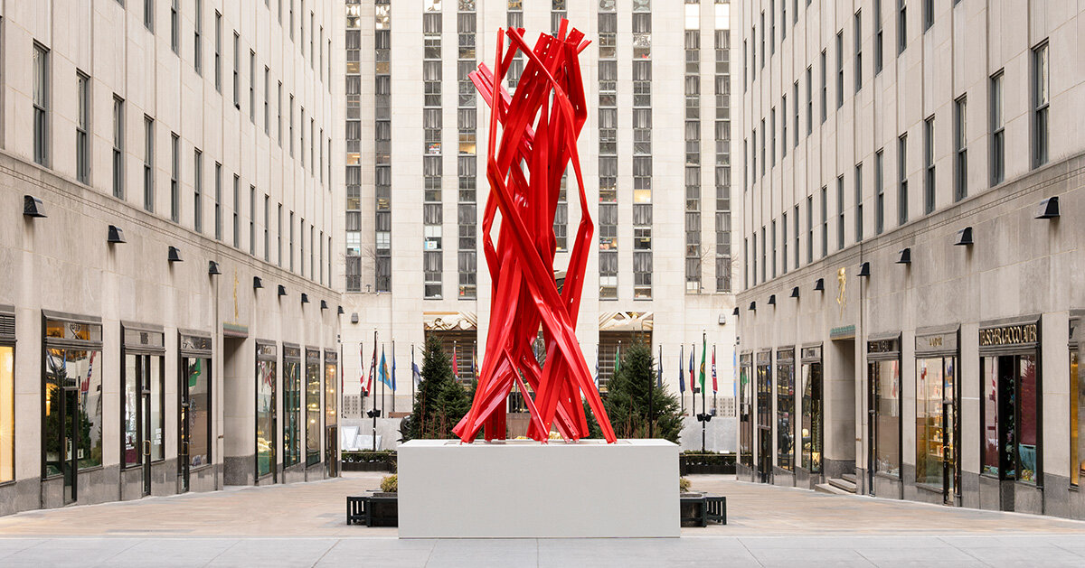 Bettina Pousttchi transforma guarda-corpos em escultura no Rockefeller Center
