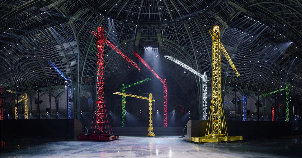 Guindastes transformam o Grand Palais em canteiro de obras para a pista Chanel FW26