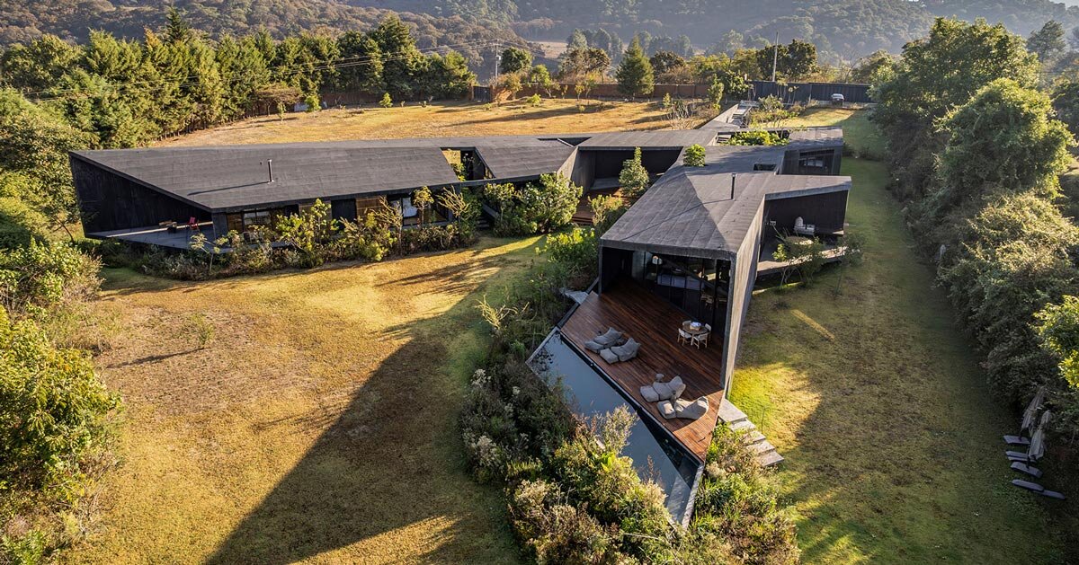 volumes de concreto preto esculpem a casa mavra na paisagem mexicana
