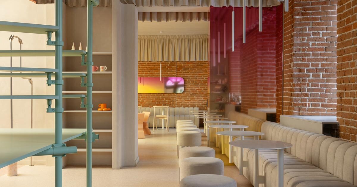 interiores cor-de-rosa curvos animam o espaço híbrido de varejo-café dentro de uma estrutura de tijolos