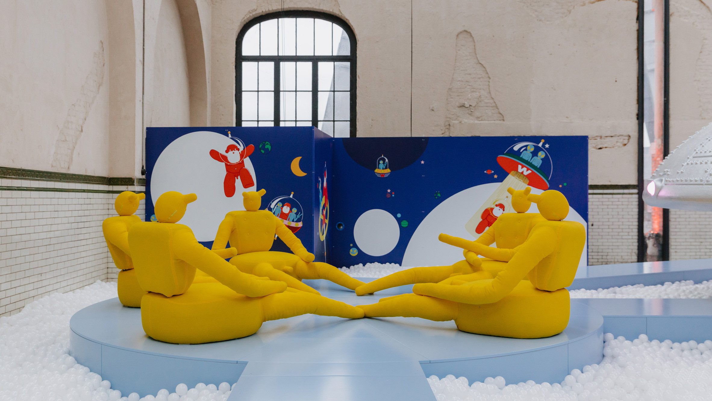 Walter Van Beirendonck projeta cenário belga com tema espacial