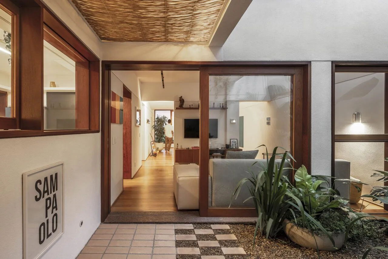 Uma casa geminada transformada em casa de vila aconchegante e iluminada