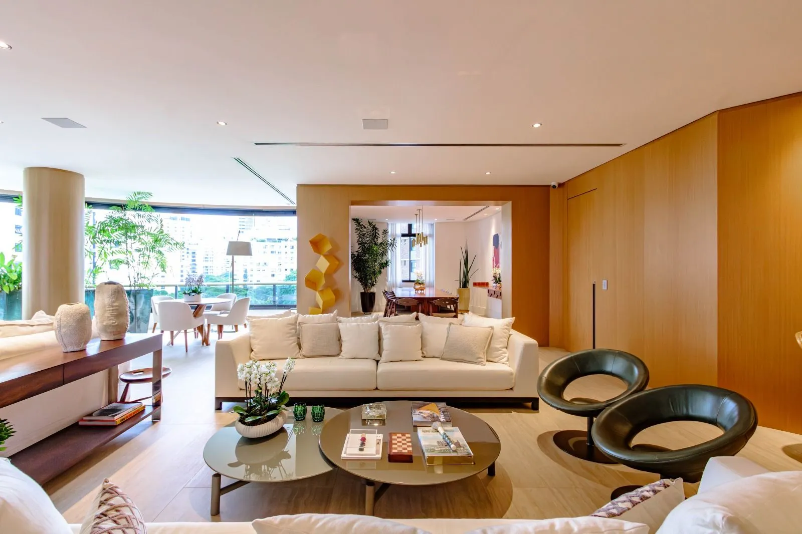 Reforma total e integração inteligente em apartamento de 675m²