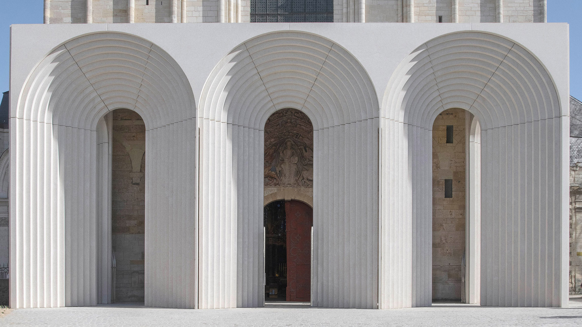 Kengo Kuma adiciona entrada em arco à Catedral de Angers, na França