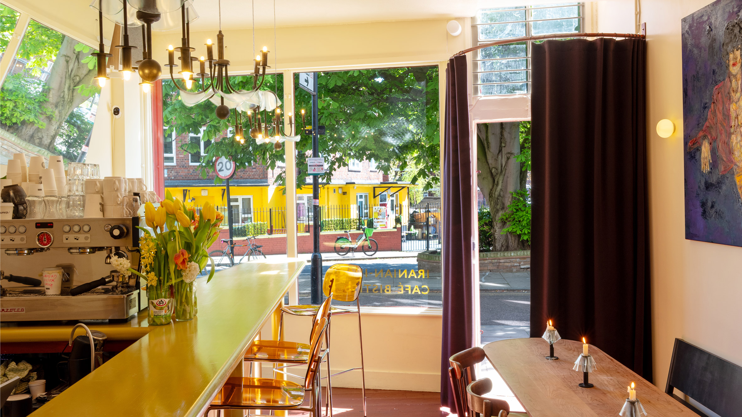 Bahbak Hashemi-Nezhad e Farrokh Aman projetam o café Logma