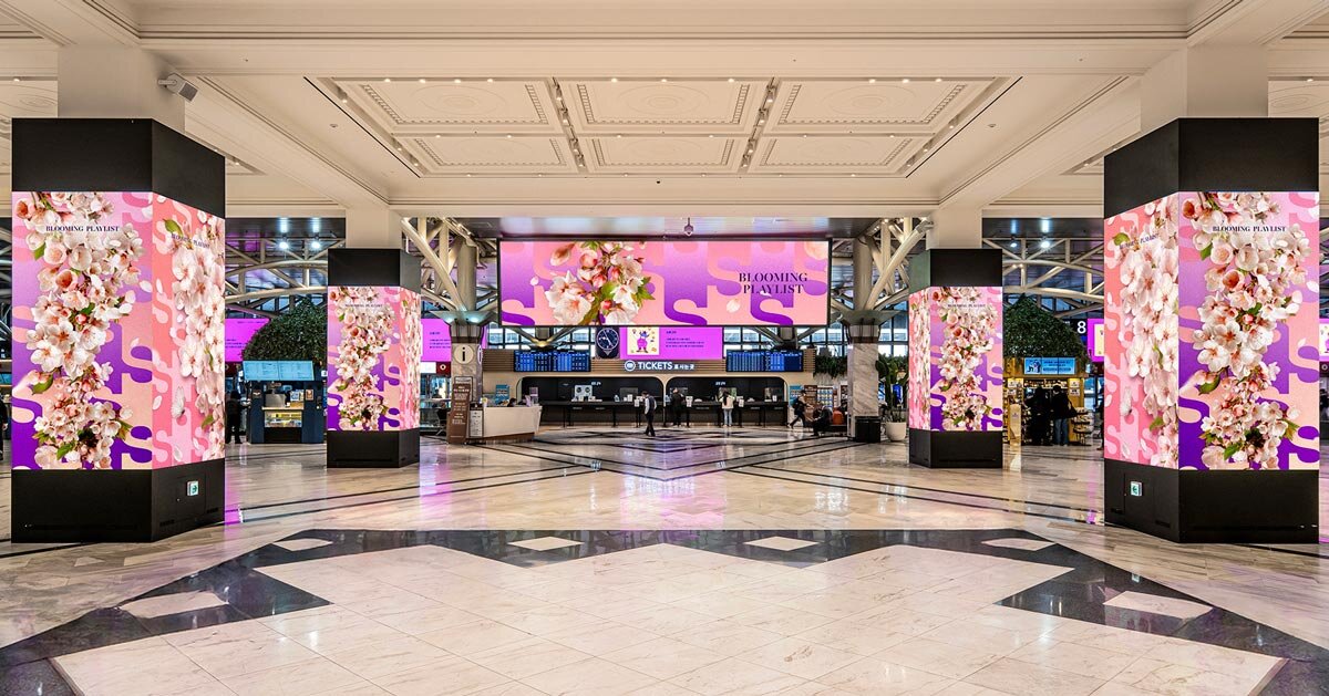 Gráficos floridos e instalações florais tomam conta da loja de departamentos Shinsegae na primavera