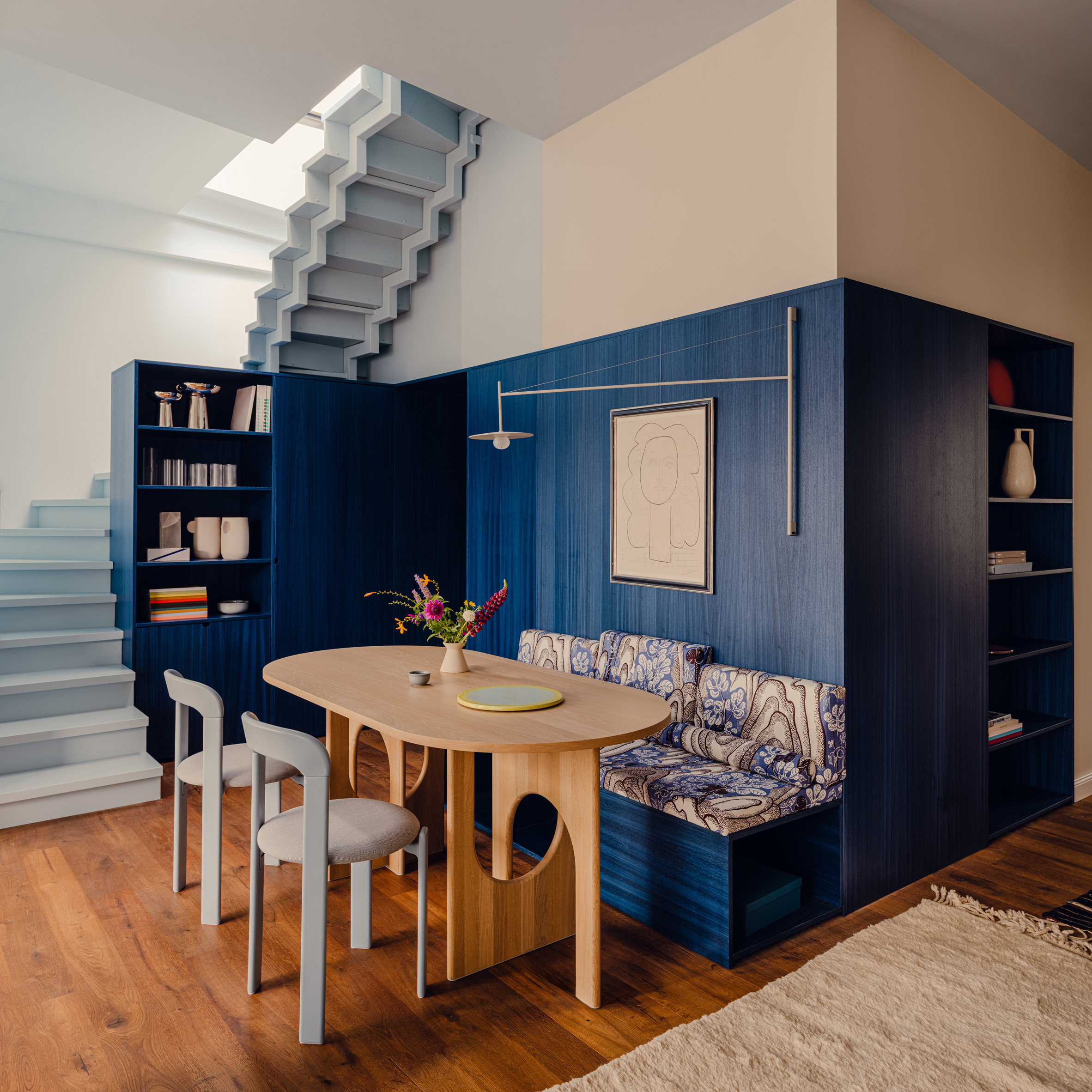 Bruzkus Greenberg adiciona “caixa azul” multifuncional ao apartamento