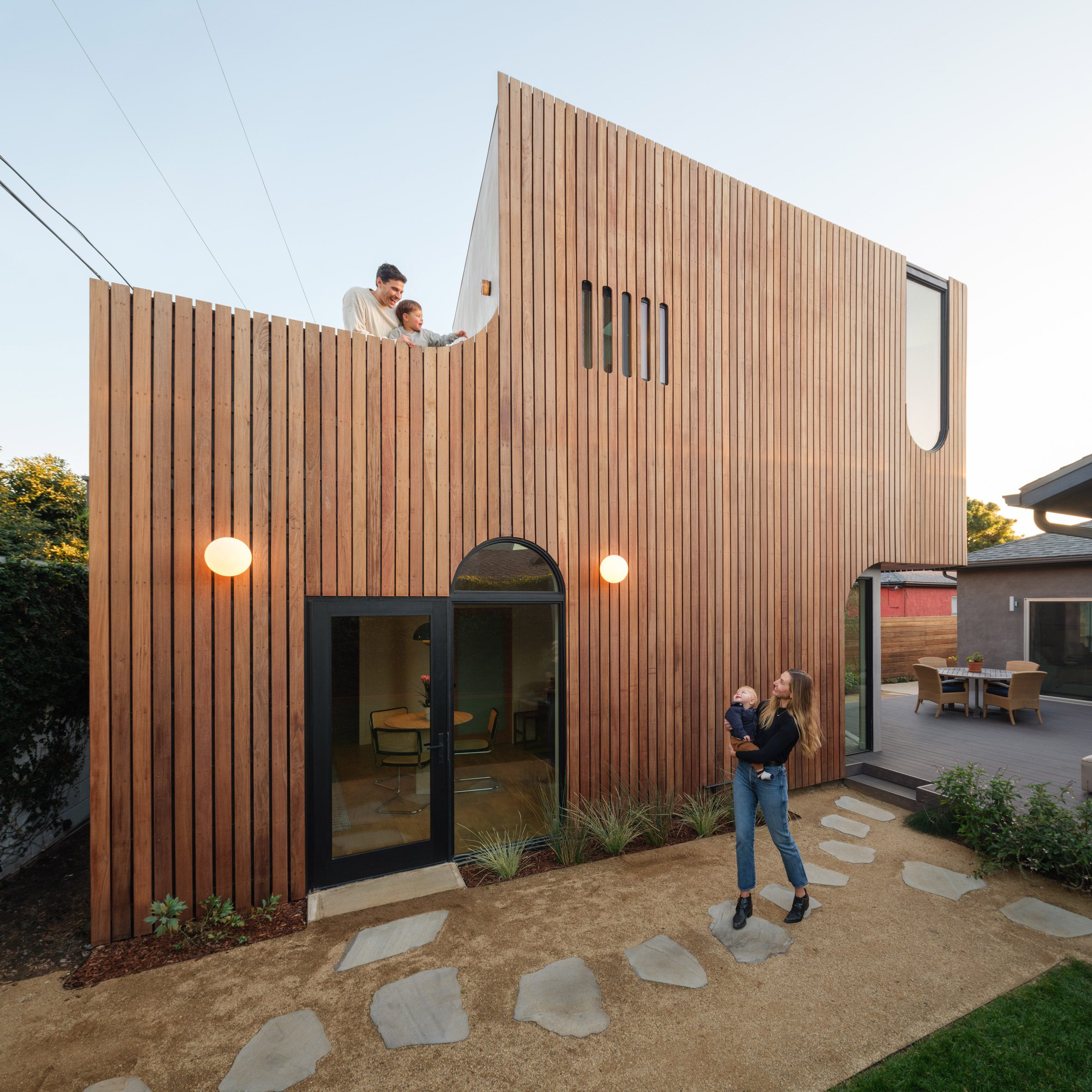Byben completa casa em Los Angeles com escultural Offset ADU