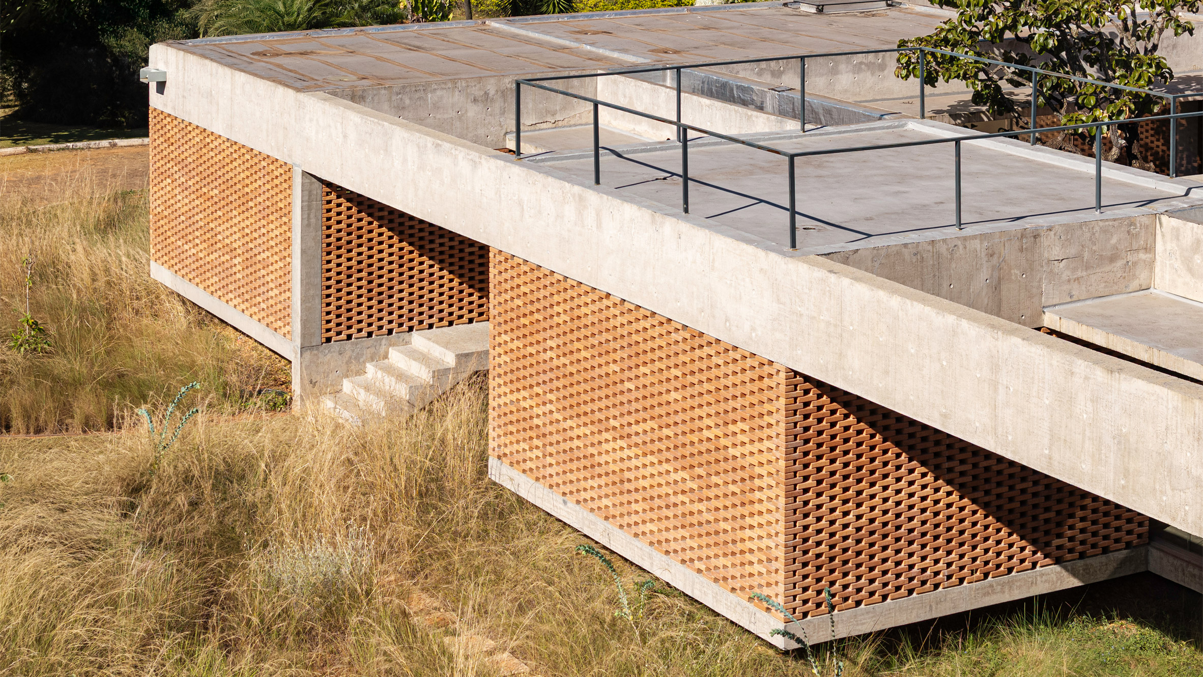 Bloco Arquitetos projeta “casa sem janelas” brasileira