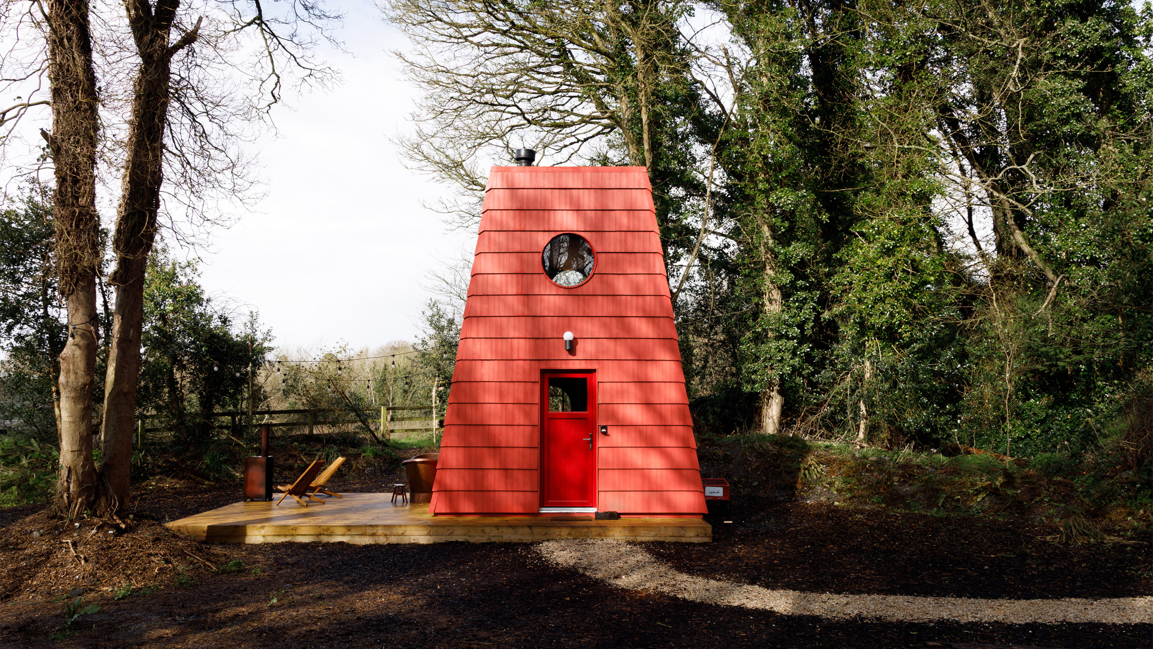 Studio Bucky cobre a cabana Cucu na Irlanda com telhas vermelhas