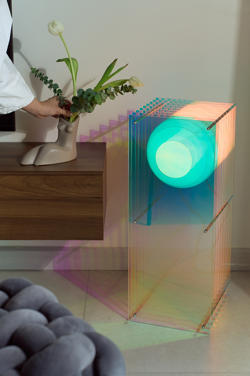 lâmpada escultural transforma vidro acrílico e opala em objeto de luz iridescente