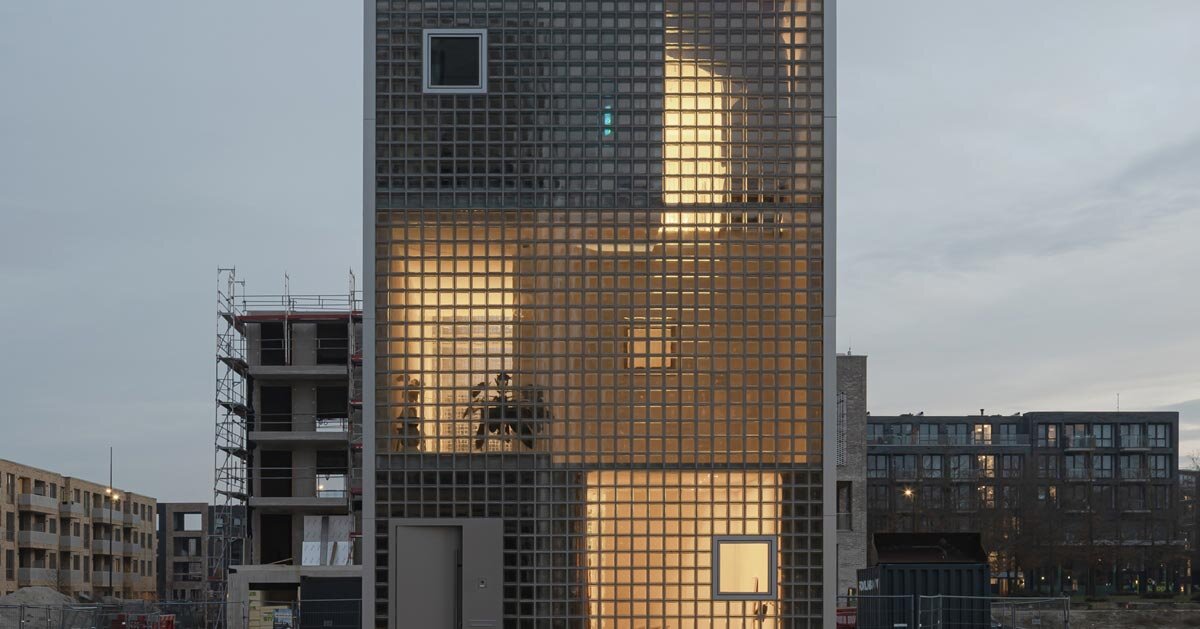 Fachada de blocos de vidro envolve residência de caixas empilhadas do Studioninedots em Amsterdã