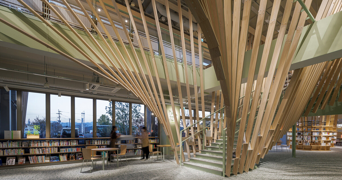 Kengo Kuma esculpe persianas hinoki radiantes em toda a biblioteca de Chikujō