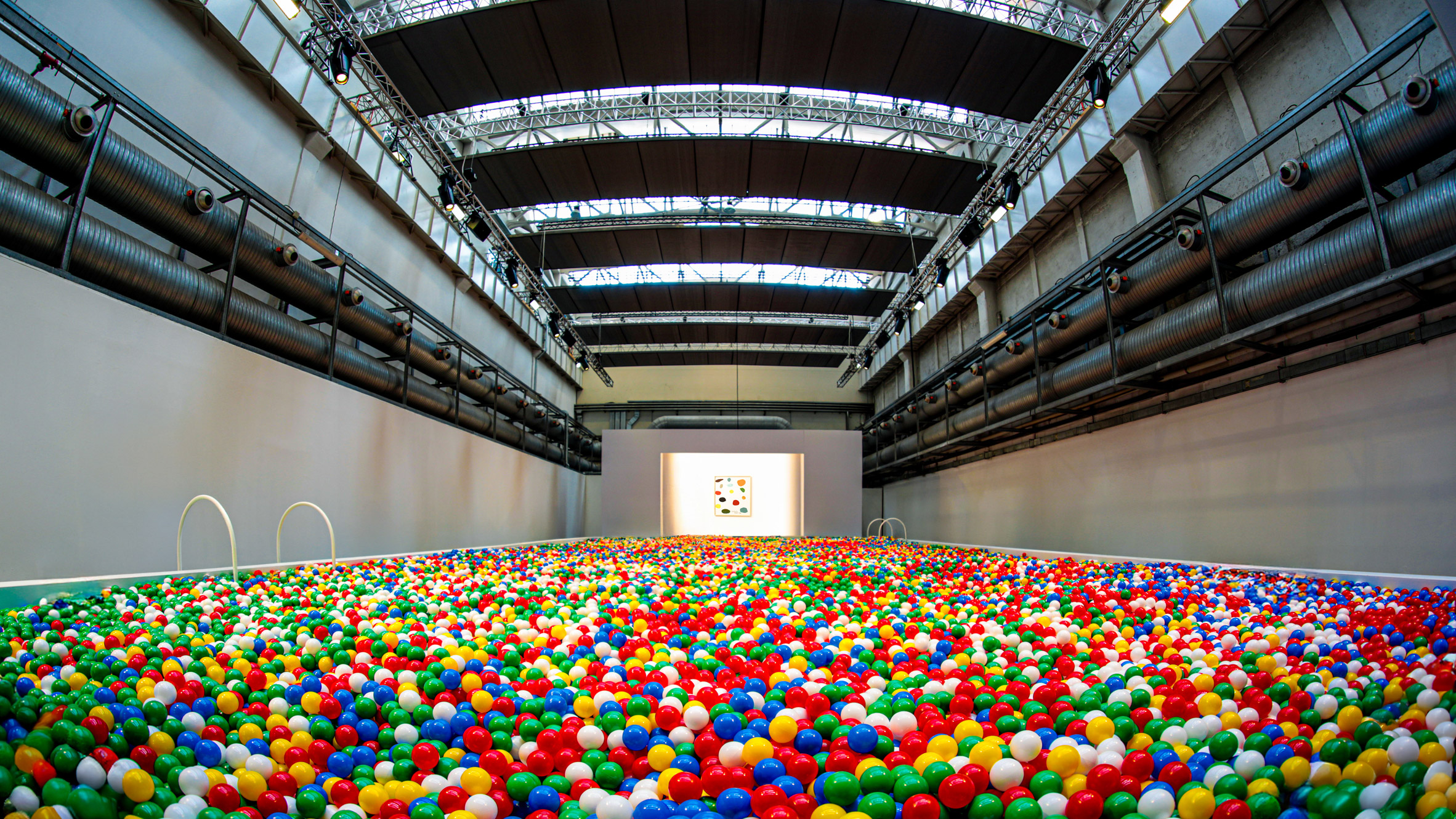 McDonald’s cria piscina de bolinhas coloridas para estreia na semana de design de Milão