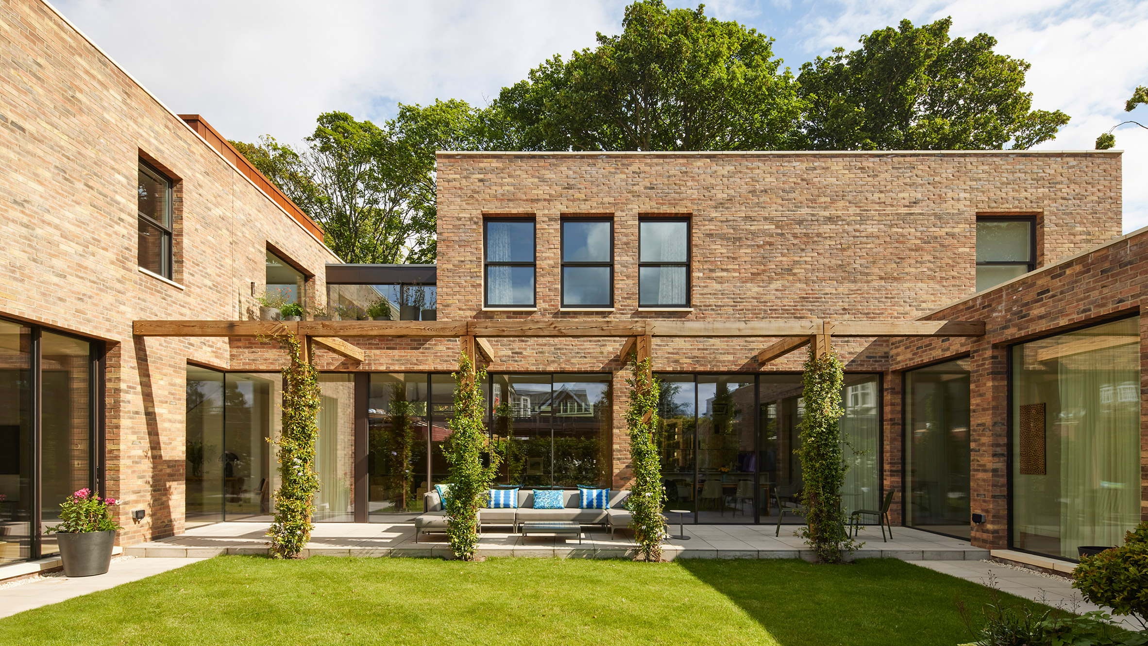 Musson Brown Architects e Miltiadou Cook Mitzman completam a casa “flatpack”