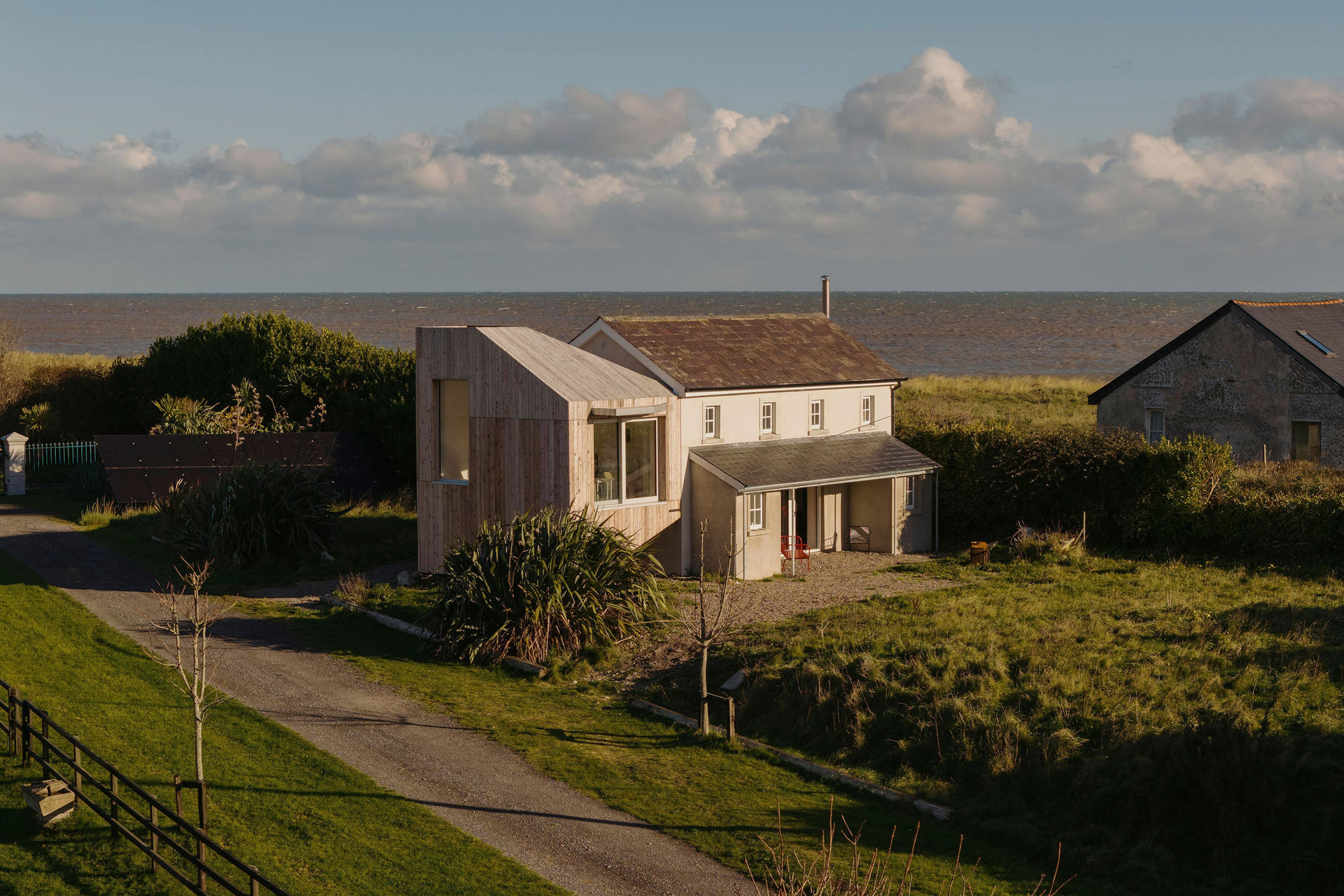 Peles de pássaros informam extensão do Seagull Cottage pela Architectural Farm