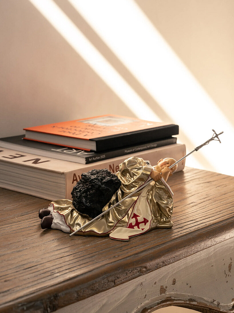 confesse seus pecados a Maurizio Cattelan por sua miniatura do Papa caído