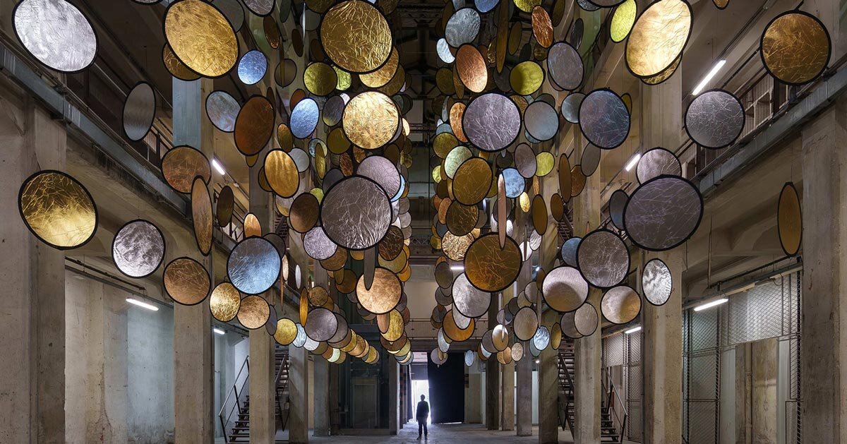 SpY suspende halos giratórios de ouro e prata dentro do átrio de Florença