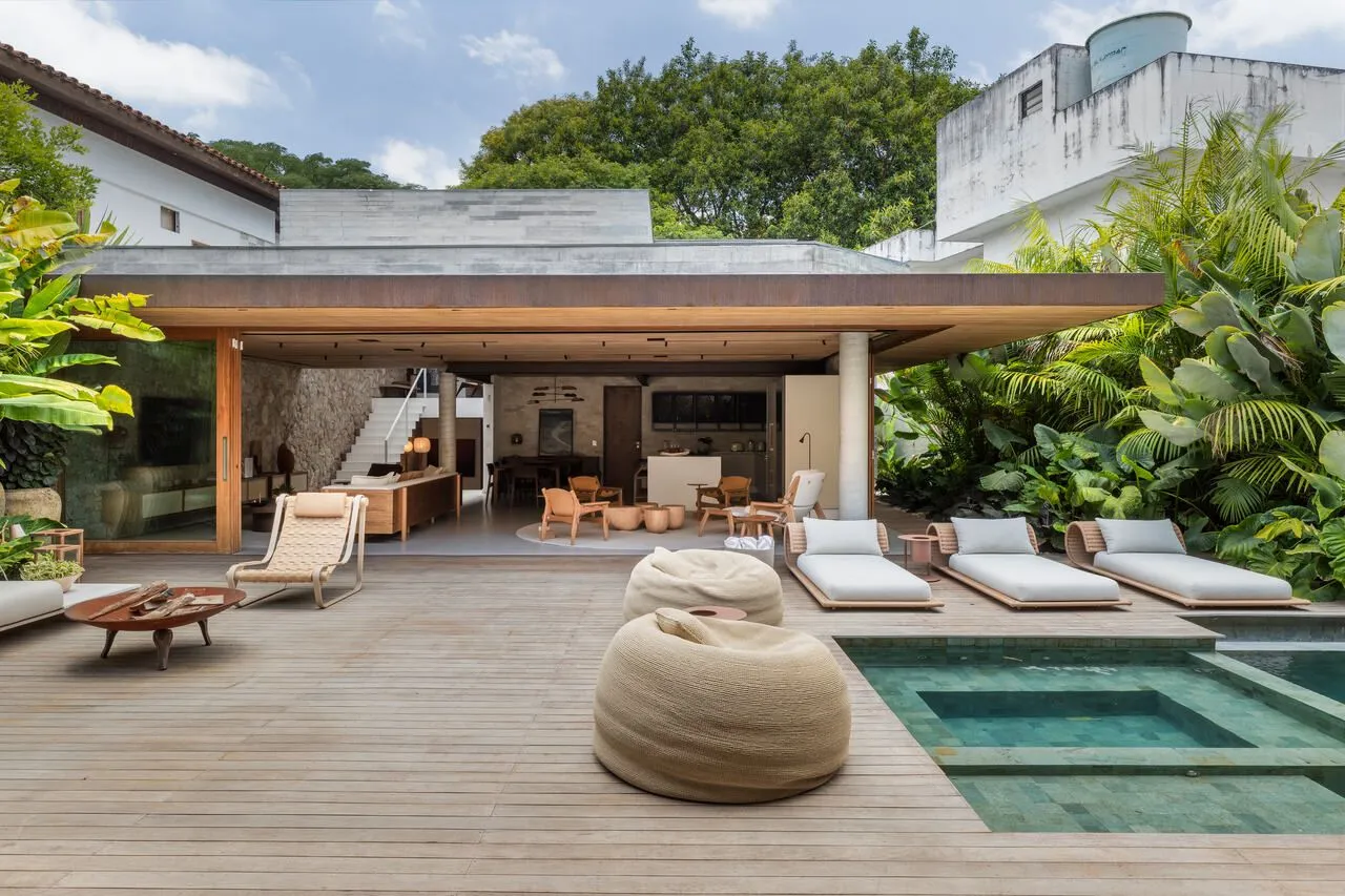 Casa integrada ao verde, com muita arte e clima praiano em São Paulo