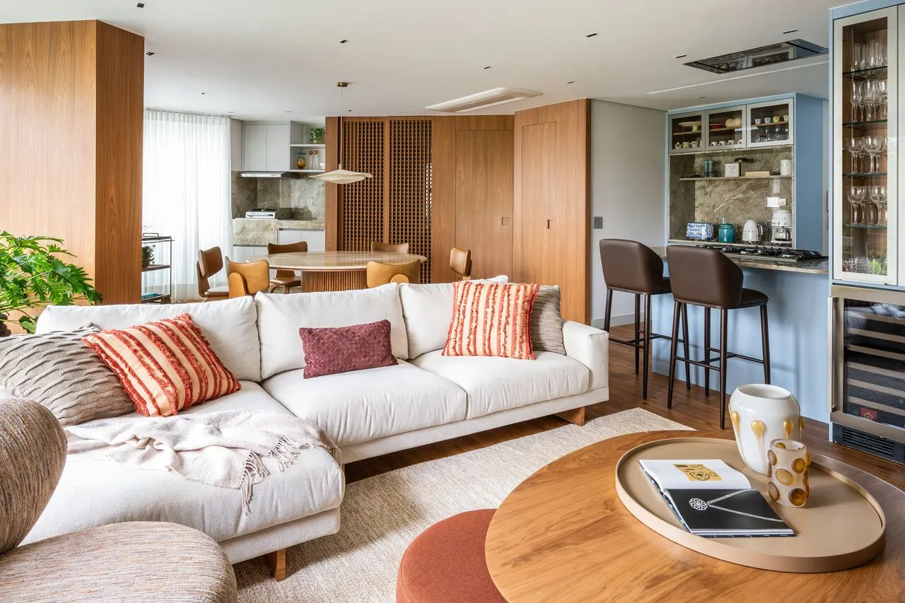 Apartamento com cara de casa, cozinha azul e porta de muxarabi