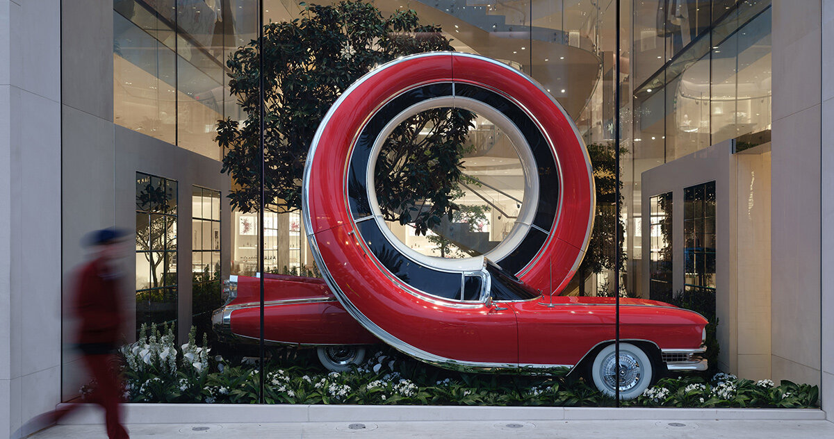 Alex Chinneck transforma táxis de Nova York e carros de Los Angeles em esculturas de vitrine para a Dior