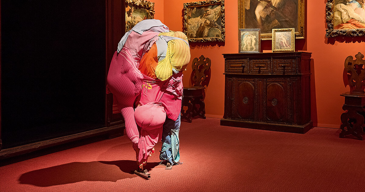 Os ‘sonhadores’ de Erwin Wurm exibem figuras estranhas expressas através de suavidade e tensão