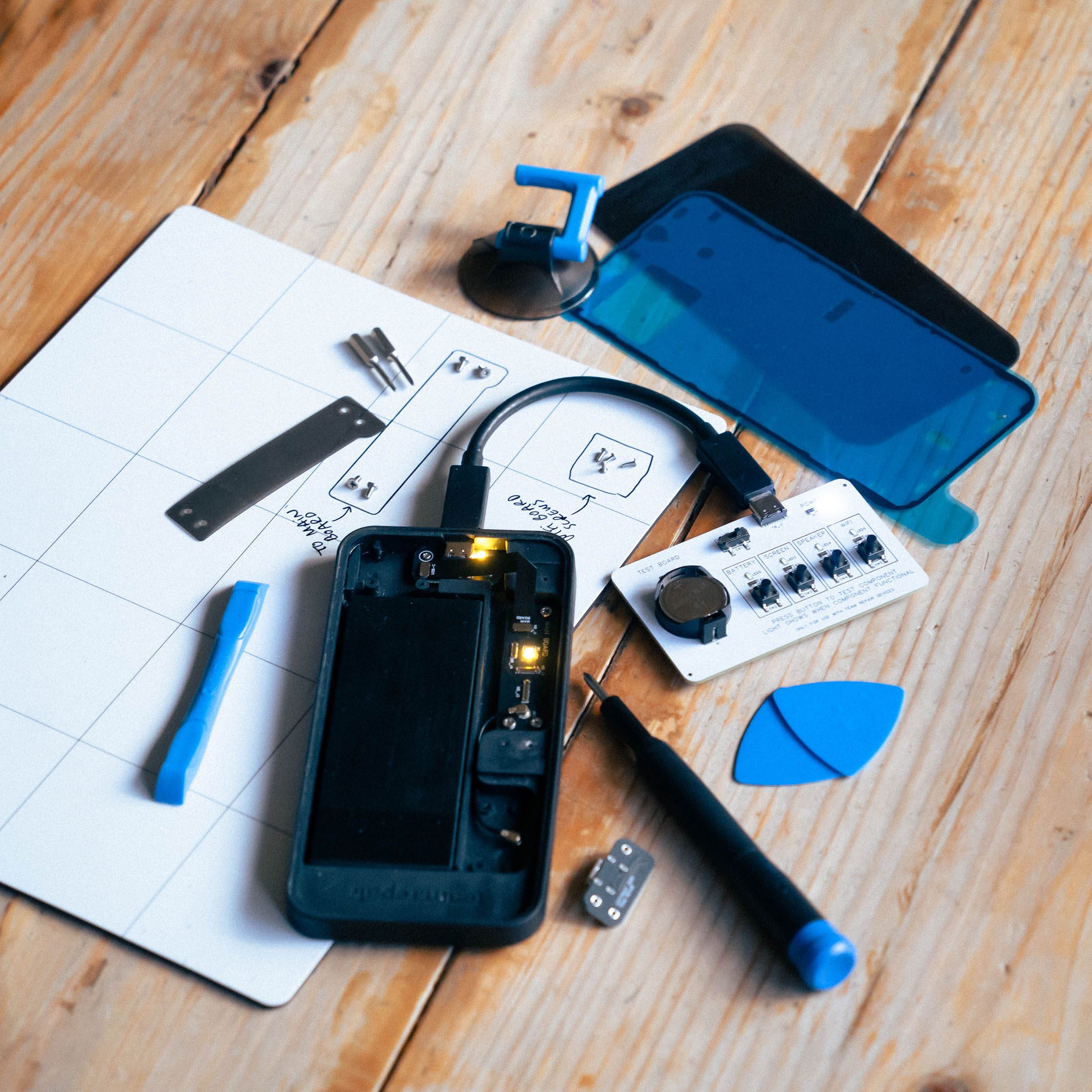 O kit STEM adulto da Team Repair mostra como consertar seu telefone