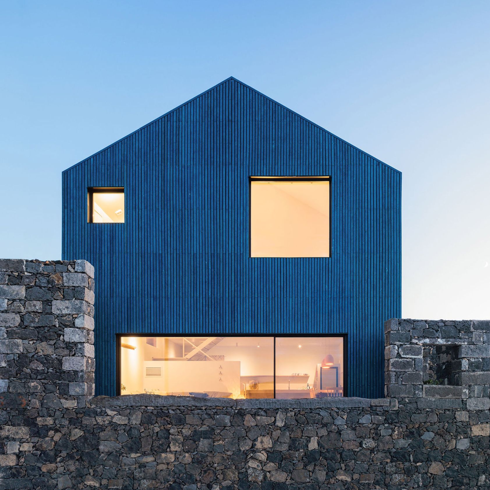 Atelier Backlar envolve casa no topo de um penhasco com plástico reciclado do oceano