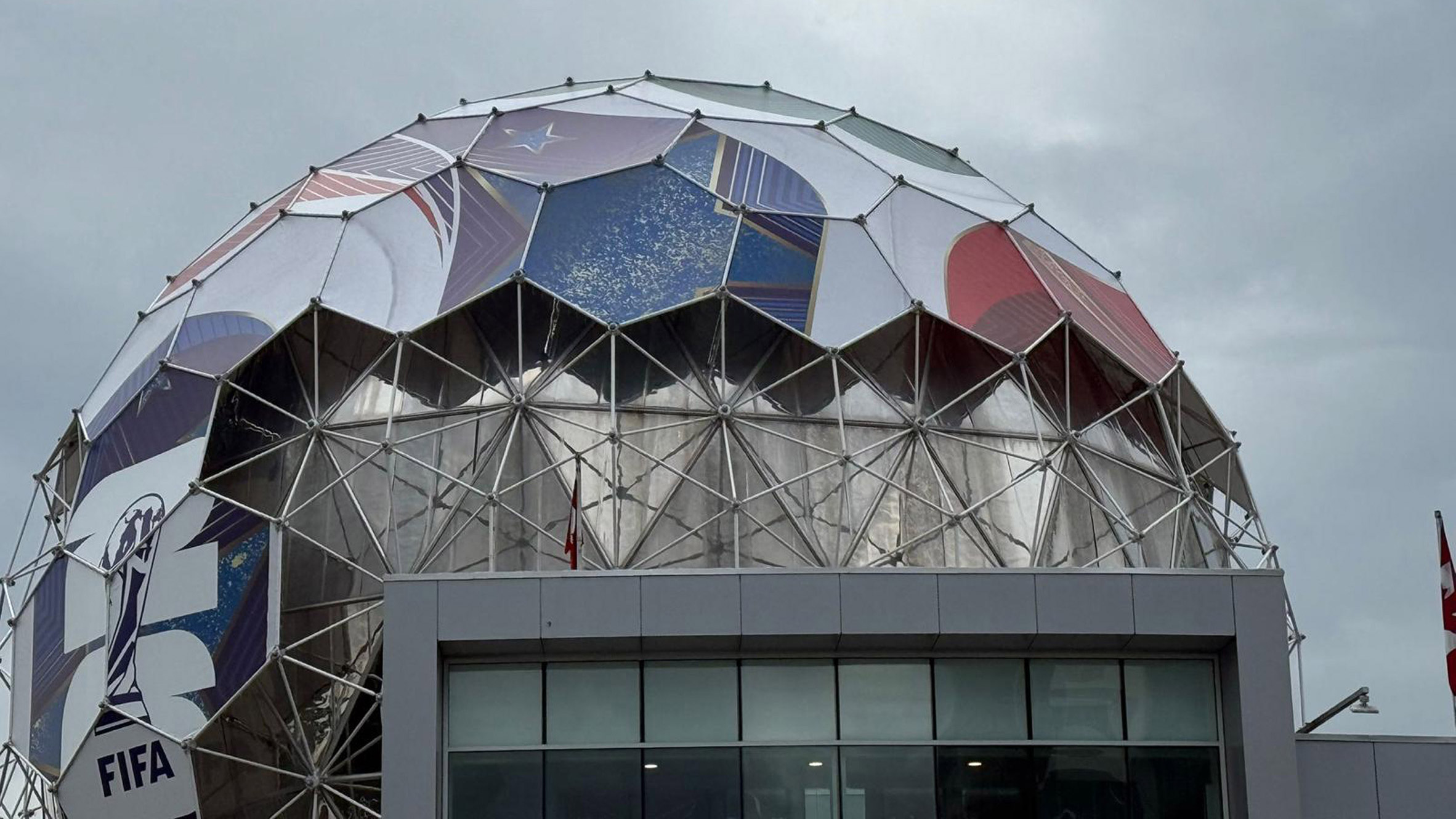 Cúpula geodésica em Vancouver sendo coberta por painéis para a Copa do Mundo