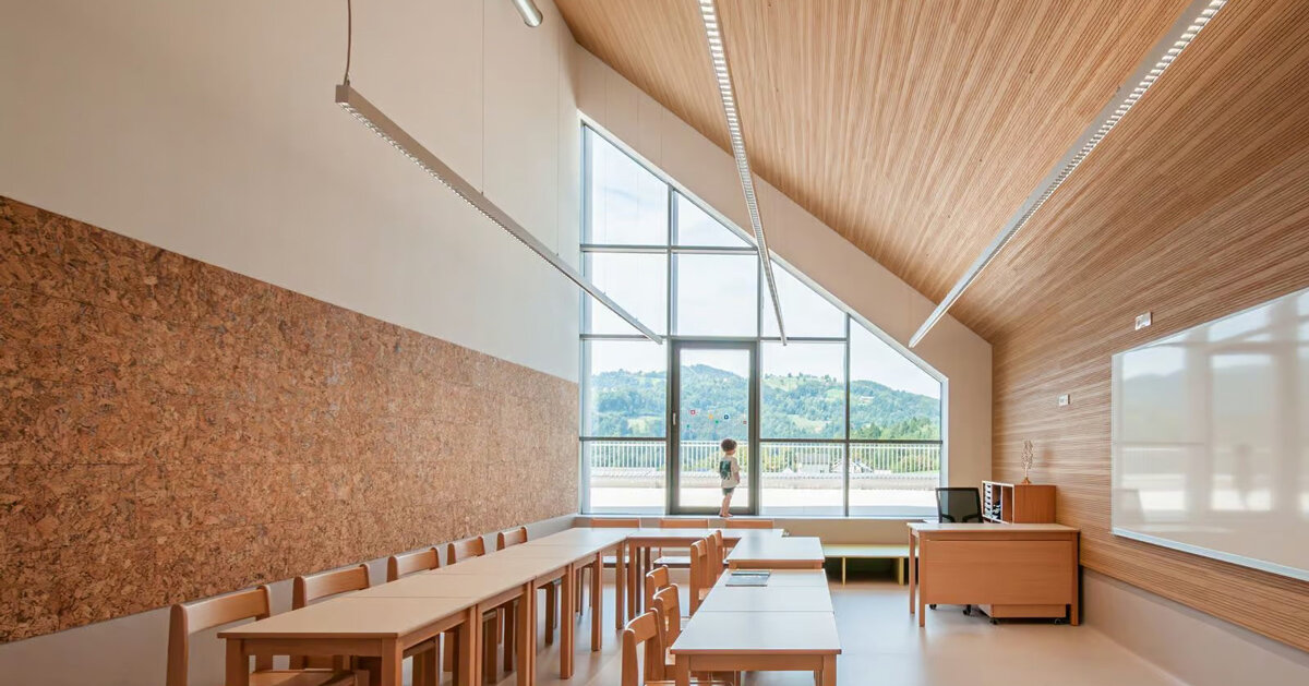 concreto e faia moldam espaços de aprendizagem flexíveis dentro da escola na Eslovênia