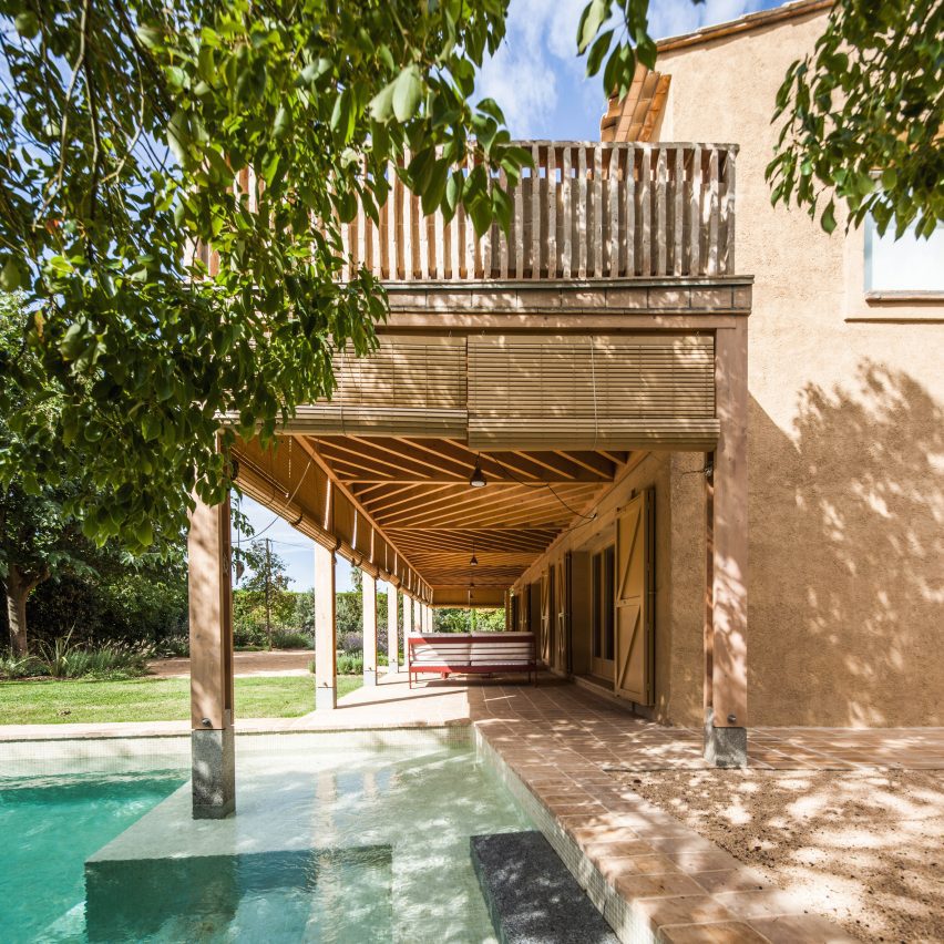 Anna e Eugeni Bach ampliam Casa Fonolleres com varandas e pérgolas