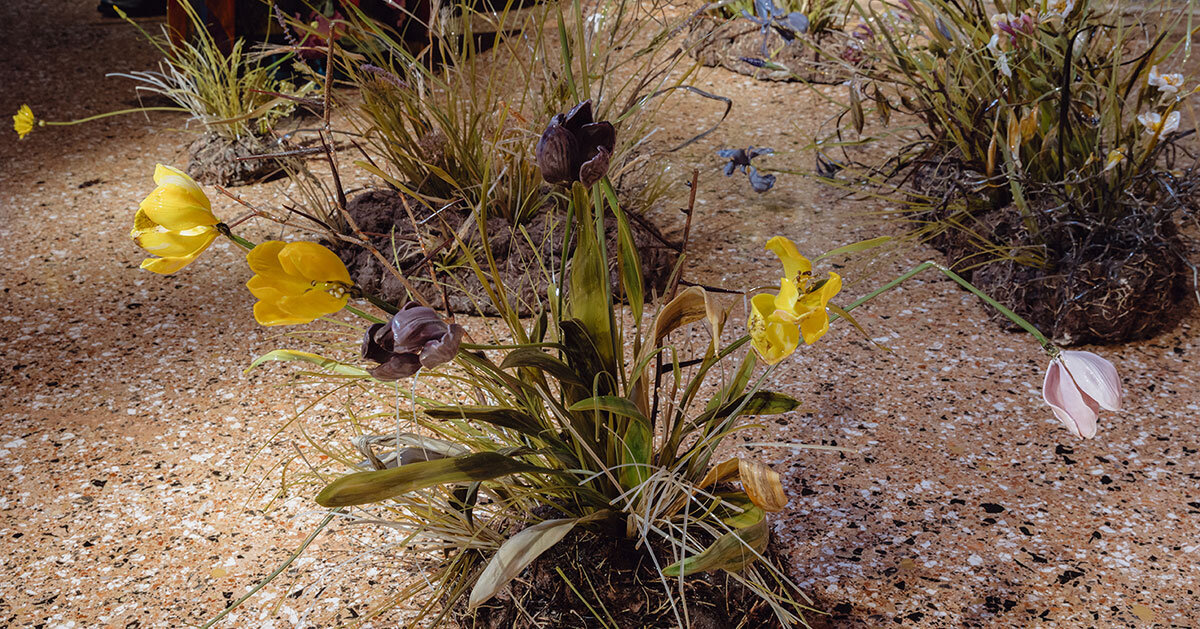 lilla tabasso cria flores e raízes hiper-realistas em vidro murano