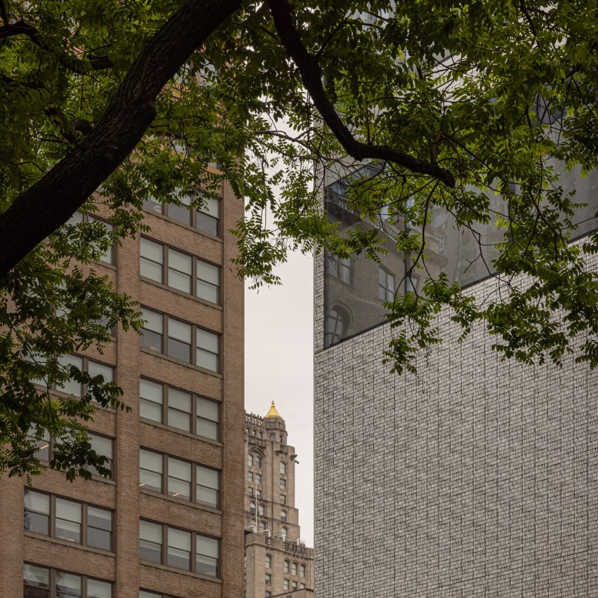 Meganom reveste arranha-céu de Manhattan com milhares de peças de alumínio personalizadas 