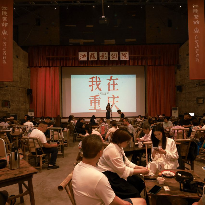 Studio We Live transforma cinema chinês dos anos 1950 em casa de chá com cobertura de madeira