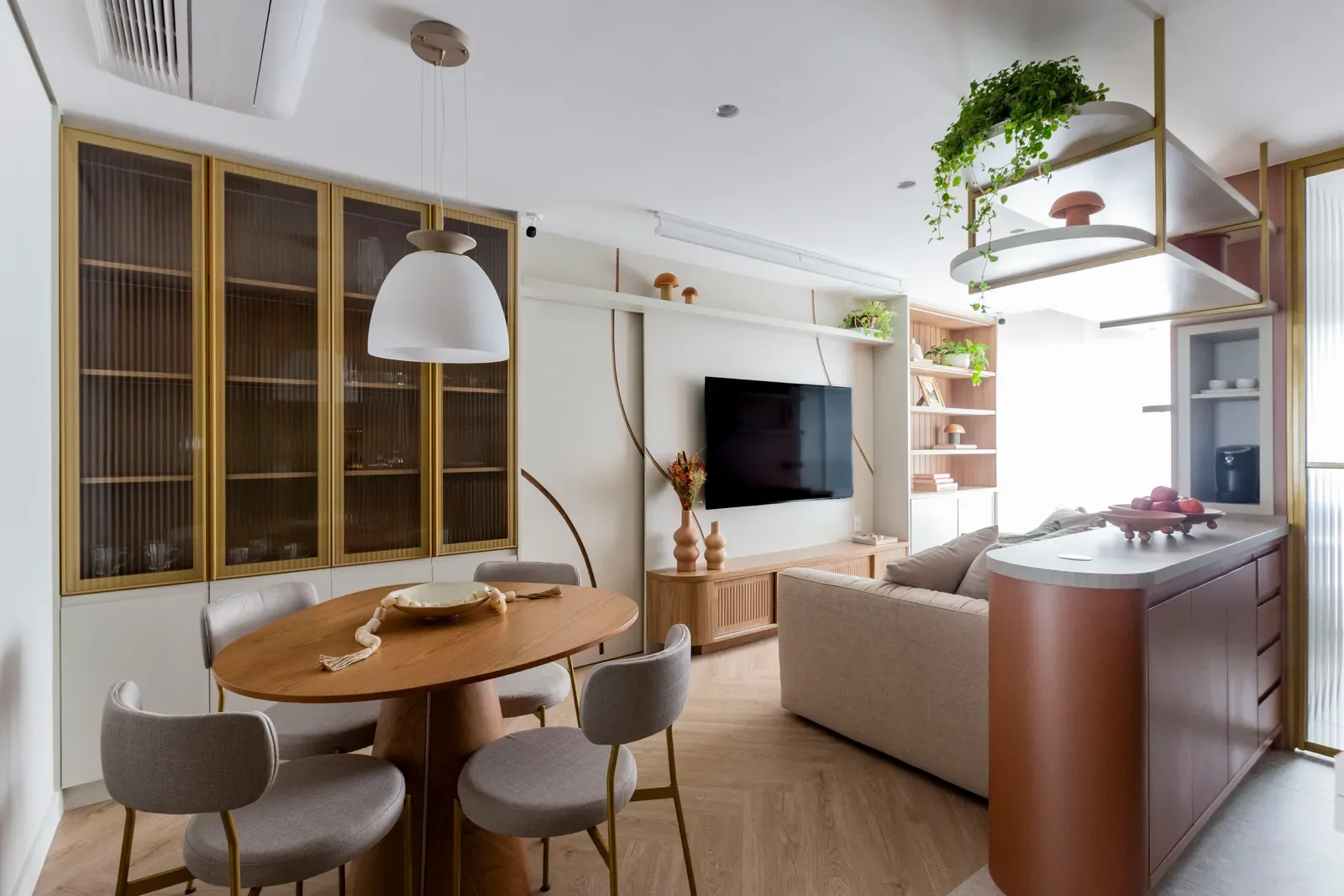 Décor feminino e design orgânico em apartamento para jovem profissional da moda