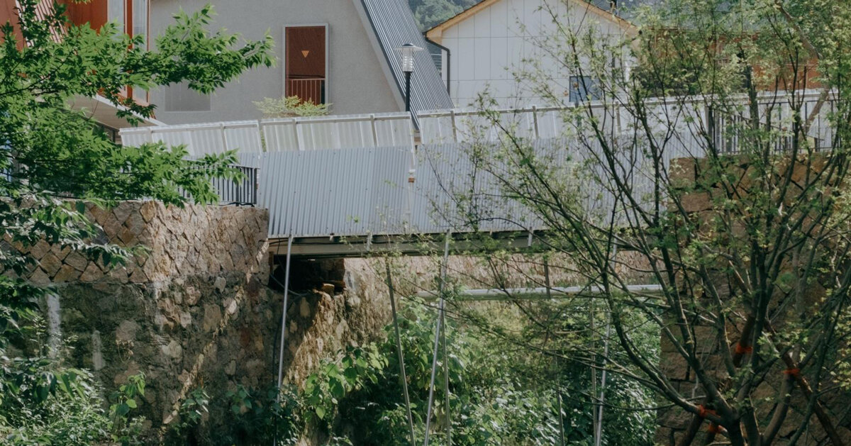 quatro planos metálicos inclinados transformam esta ponte num local de apoio e observação