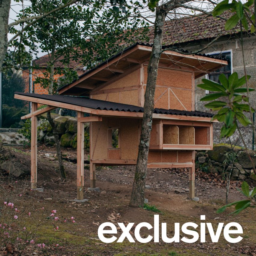 Ricardo Leal empoleira galinheiro de concreto de cânhamo ao lado de casa portuguesa